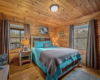 Serenity-A Romantic Secluded Riverfront 1 level expansive log cabin with hot-tub - Mentone - Bedroom
