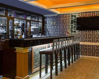 Howard Johnson by Wyndham Niagara Falls - ניאגרה פולס - בר