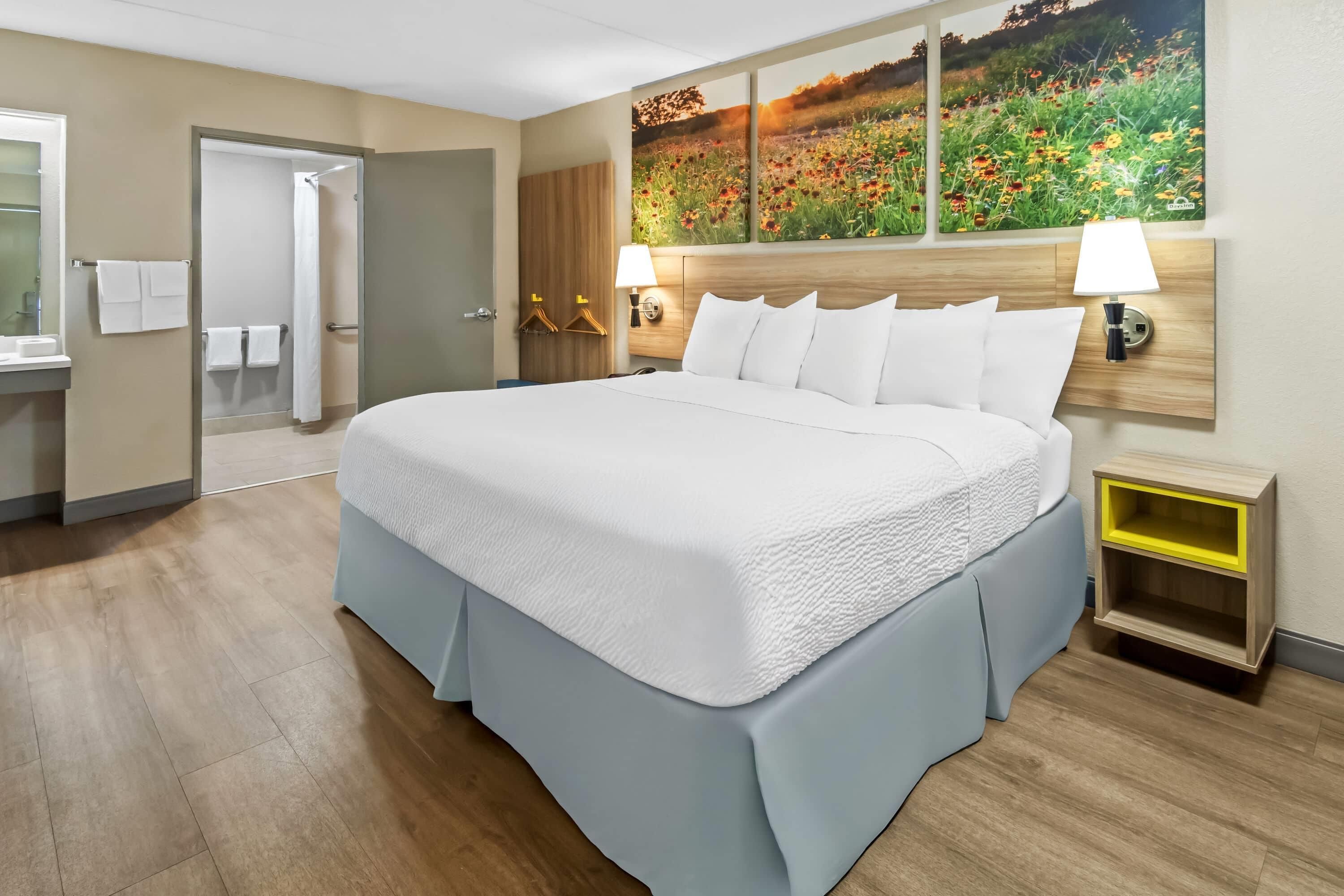 Days Inn & Suites by Wyndham DeSoto - DeSoto - Slaapkamer