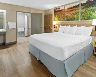Days Inn & Suites by Wyndham DeSoto - DeSoto - Slaapkamer