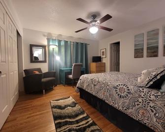 Denver-Central: Cozy Bungalow w/ dual fireplace, open kitchen & private yard - Commerce City - Habitación
