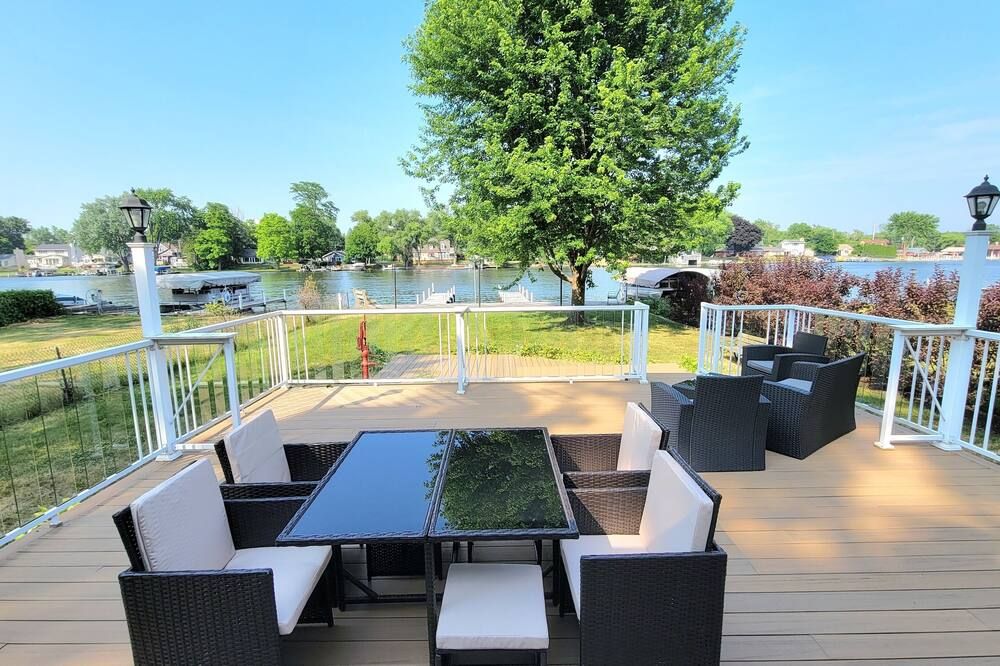 Riverfront Charmer with Character & Entertainment - McHenry - Balkón