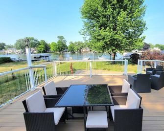 Riverfront Charmer with Character & Entertainment - McHenry - Balkón