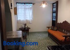Casa entera sólo para ti. Sencilla y cómoda para familia, estudios o trabajo - Morelia - Living room