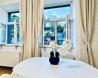2-Bedroom Apartment Steps from Central Area - Klosterneuburg