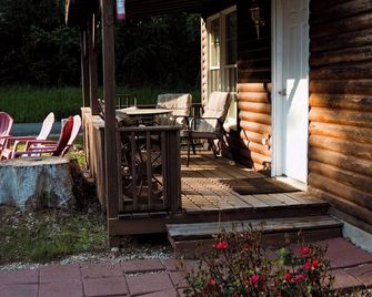 Gregory's Lodging and General Store - Shelbyville - Patio