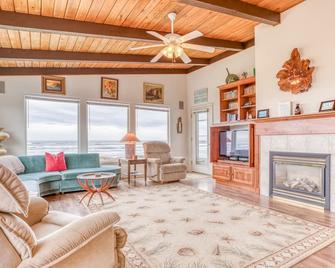 Sweeping Ocean Views From This Beautiful Home with Beach Access Close By! - Yachats - Living room