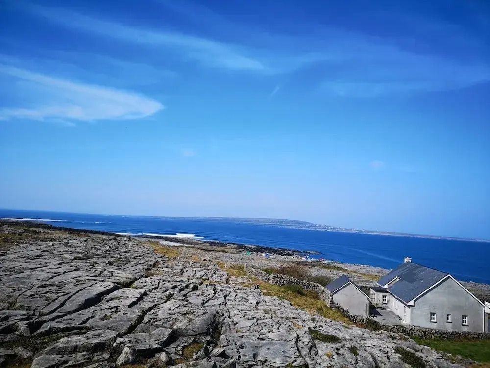 آن كرياجان بد آند بريكفاست - Inisheer - المظهر الخارجي