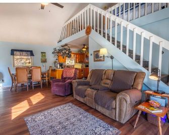 Pet-Friendly Country Home W/Huge Yard and Stream - Murphy - Sala de estar