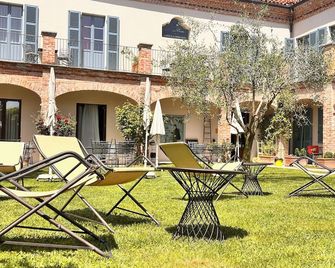 Locanda Dell' Orso Bevitore - Novello - Patio