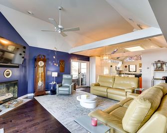 Boat Slip and Water Views Lake Ozark Condo - Lake Ozark - Pokój dzienny