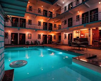 Fabhotel Luminous Beach Resort - Morjim - Pool