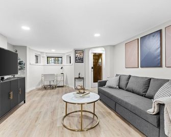 Spacious NW Apt Steps to 14th Street Corridor - Washington, D.C. - Living room