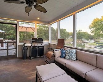 Escape Reality Docked on Sand Point - Pigeon - Living room