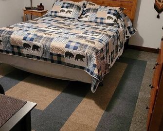 Charming Wellsboro Cabin w/Magnificent Views/AC/WiFi /5 mins to Center of Town - Wellsboro - Bedroom