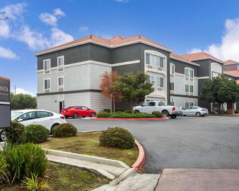 La Quinta Inn & Suites by Wyndham Visalia/Sequoia Gateway - Visalia - Rakennus