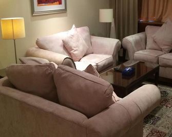 Radisson Blu Hotel, Jeddah - Jeddah - Living room