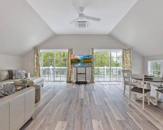 Private Beach~Views: Majestic 2-Home Lake Estate - Seneca Falls - Living room