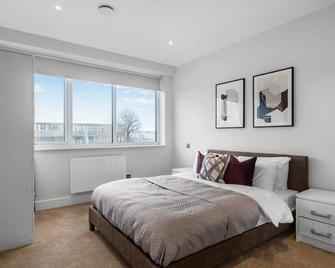 Lovely 1 Bedroom Apartment in the Heart of Eastleigh - Eastleigh - Bedroom
