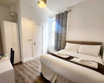 Old Victory House Homestay - Portsmouth - Schlafzimmer