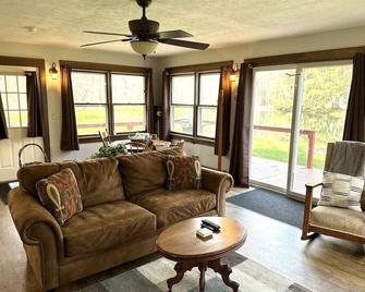 The Pond Cottage at Rustic River - Austinburg - Living room