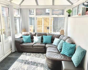 Ideal 4 Bed Home sleeps 7 Nr Middlebrook Stadium - Lostock - Living room