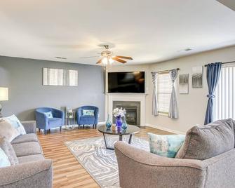 Spacious West Columbia Home with Patio and Grill! - Cayce - Living room