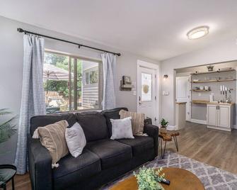 Gorgeous Guest Suite - Walk to Old Town and CSU! - Fort Collins - Living room