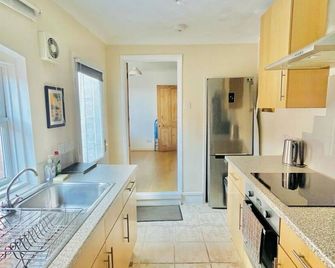 Edwards Cottage - Grove Road Cottages - Stratford-upon-Avon - Kitchen
