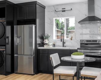 New Luxurious 1BR/1BA! Perfect solo/couple getaway - Santa Ana - Cocina