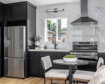 New Luxurious 1BR/1BA! Perfect solo/couple getaway - Santa Ana - Cocina