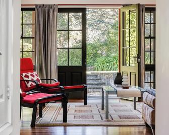 Whispering Pines Cottages - Wentworth Falls - Living room
