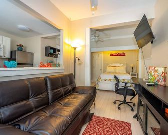 Beach Apt #4 - Studio w Kitchen, Bath, LR, & Patio - Ocean Grove - Living room