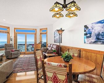 Boutique Luxury On Lake Superior! Stunning Views Sunrise/Moon Waves Romantic - Beaver Bay - Comedor