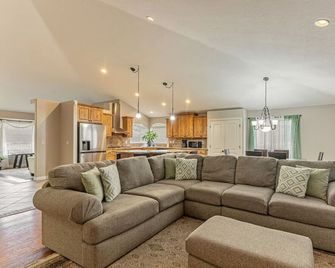 Hot Tub Hideaway | 4 bd 3 ba | BBQ | Massage - South Jordan - Sala de estar