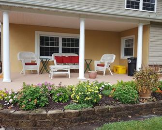Quiet Apartment In Coolest Small Town In America! - Sykesville - Patio
