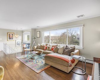 Best Waterfront View On The North Fork Mature Gardens Quiet Street Private Beach - Mattituck - סלון