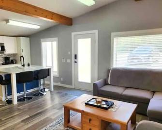 Cozy Vacation House with BBQ, fireplace and patio - Christina Lake - Huiskamer