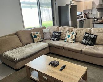 2 bedroom private unit with enclosed back yard - Bairnsdale - Wohnzimmer