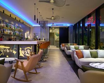 سبارك باي هيلتون لوتون - لوتون - بار