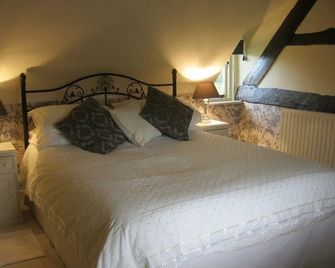 THE MOATS - CODDINGTON A small private thatched cottage B&B located in quiet countryside between Ledbury and Malvern - convenient for the Malvern Three Counties Showground and 5 miles from excellent shops restaurants and Ledbury Poetry Festival - Ledbury