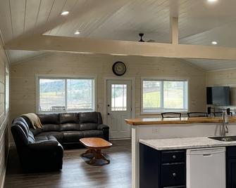 Family friendly cottage, covered deck, close to lake to fish, swim, and boat - Whitney Point - Living room