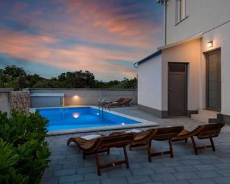 Holiday house Mareta, 4-bedroom villa with pool - Jadrija - Piscina