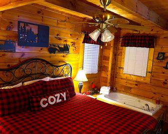 Merry & Festive! K/Br+loft W/Qbed Sleeps 4 Romantic! Hottub/Pool Table/Gametable - Gatlinburg - Habitación