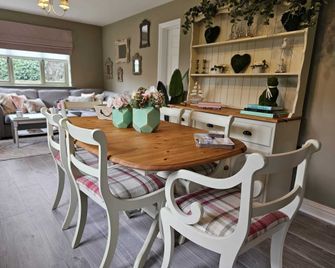 Cottage - Sleep 4 Pet Friendly & Enclosed Garden - Great Yarmouth - Dining room