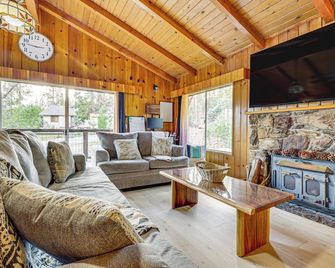 Peaceful Wooden Cabin, 2 Mi to Bass Lake! - Oakhurst - Living room