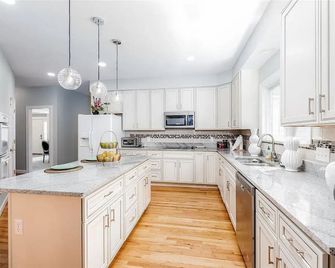 Excellent all-ensuite 4-bedroom home - Chesterfield - Kitchen