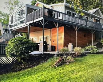 Spectacular Cobbossee Lakefront with Hot Tub&Dog Friendly - Manchester - Edificio