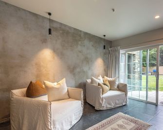 Stone Cottage - Arrowtown - Living room