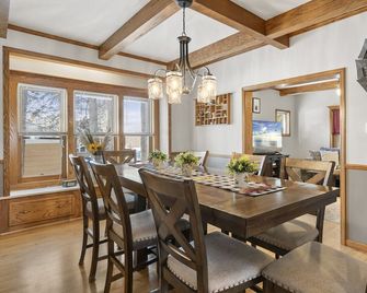 Pet Friendly Spacious Home near Rib Mountain, Tubing Hill, & Downtown! - Wausau - Ruokailuhuone